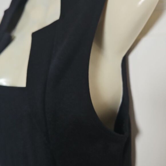 Elegant Black Sleeveless Top - Picture 12 of 16